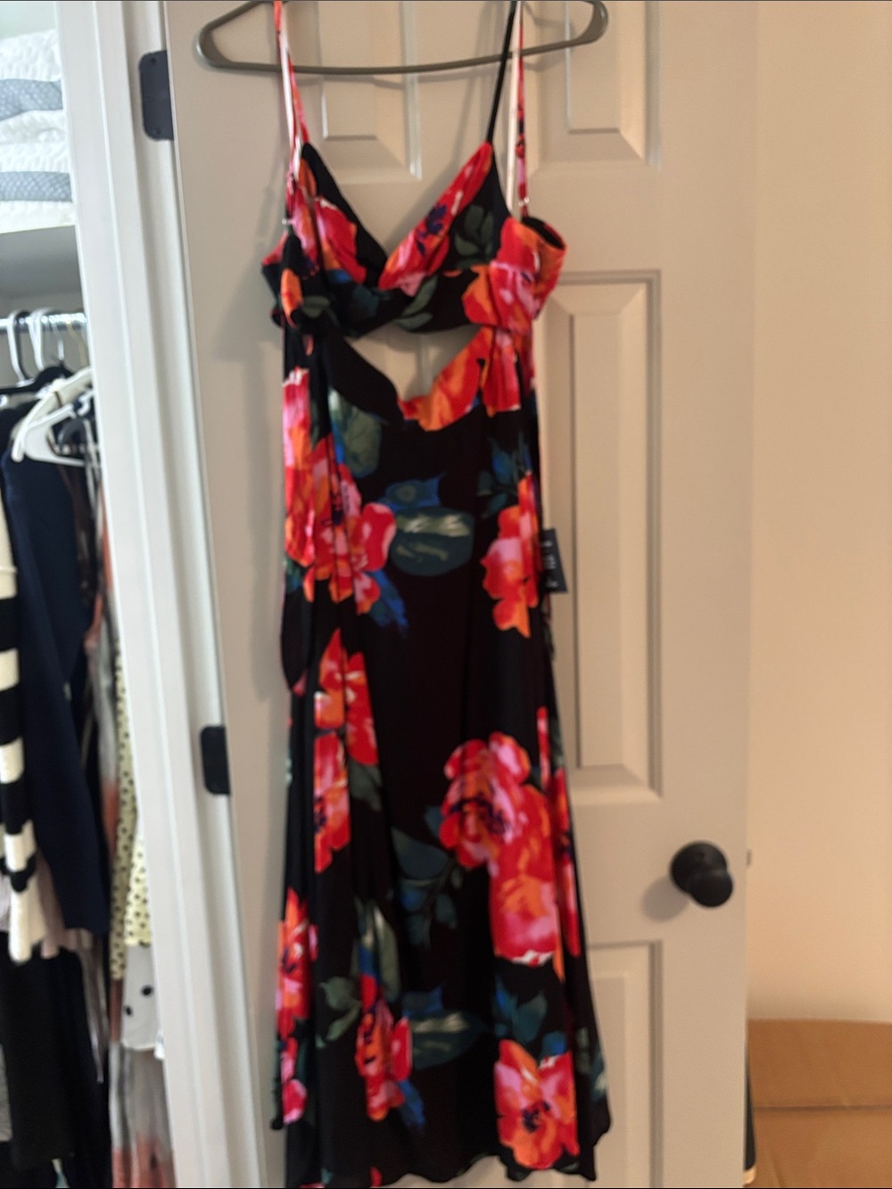 Lulu's floral size small open stomach. Tie back.